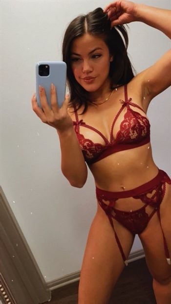 Düzgün vücutlu Egeh escort